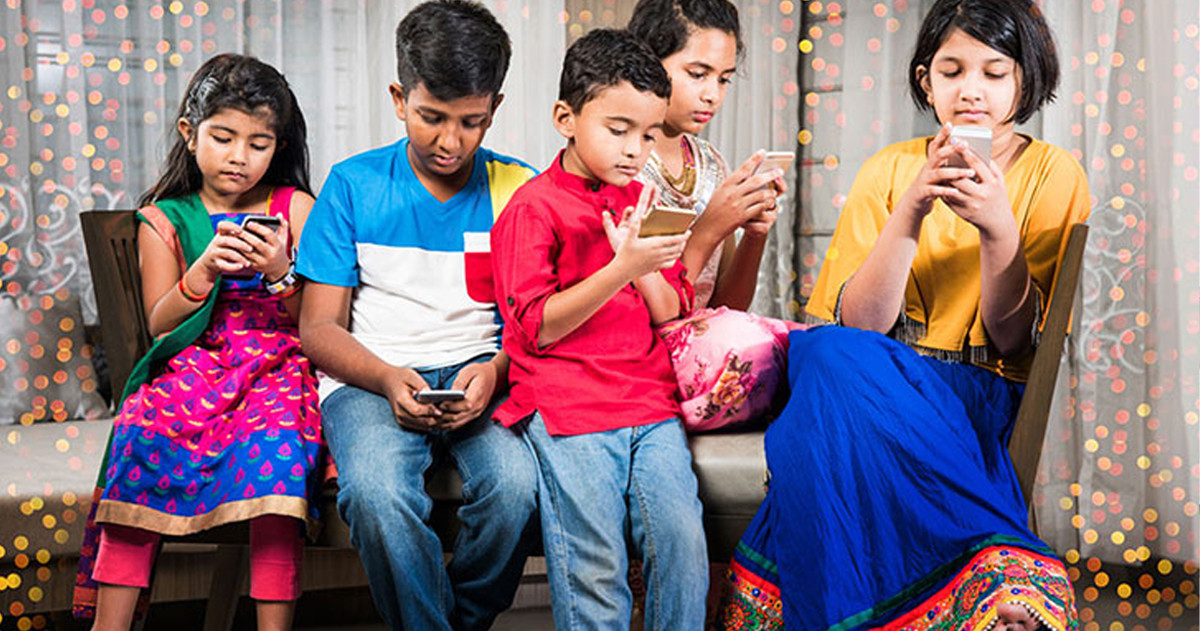 ফোন না দেখলে খেতেই চায় না শিশু, মুক্তির ৩ উপায়