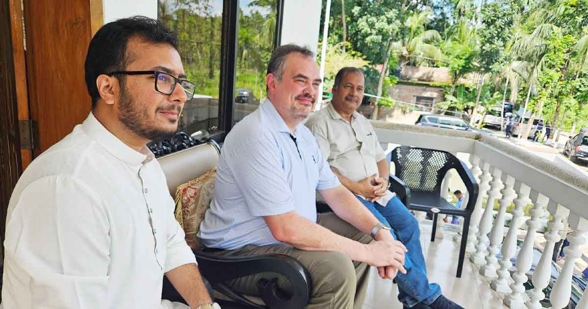 তথ্যমন্ত্রীর গ্রামের বাড়িতে ভাজা ইলিশ ও রসমালাইয়ের স্বাদে আপ্লুত মার্কিন রাষ্ট্রদূত