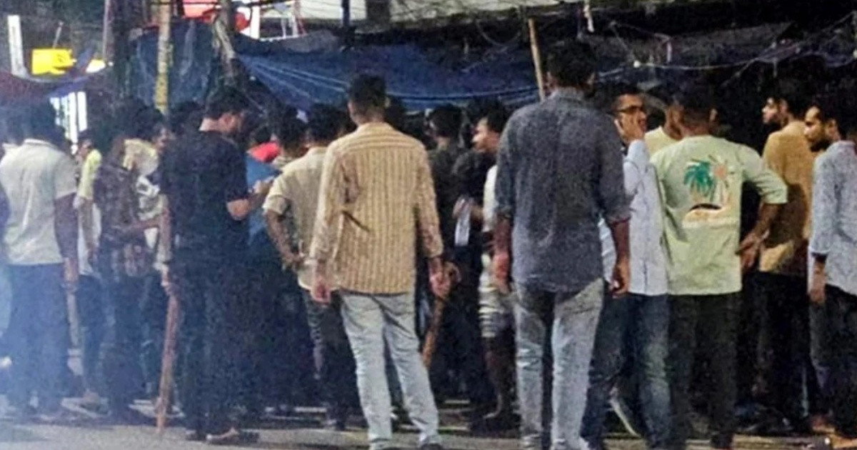 নিউমার্কেটে ফুটপাতে দোকান বসানো নিয়ে দুই গ্রুপের সংঘর্ষ, আহত ১৪