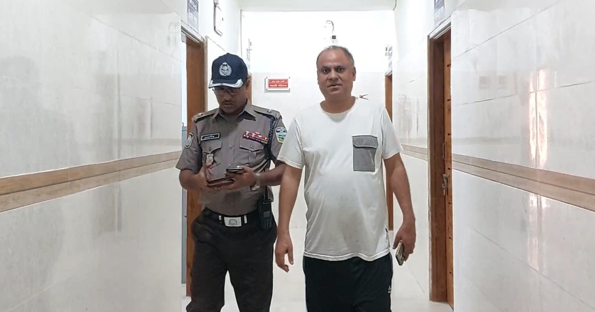 গভীর রাতে পাসপোর্ট অফিস কর্মকর্তা নারীসহ আটক