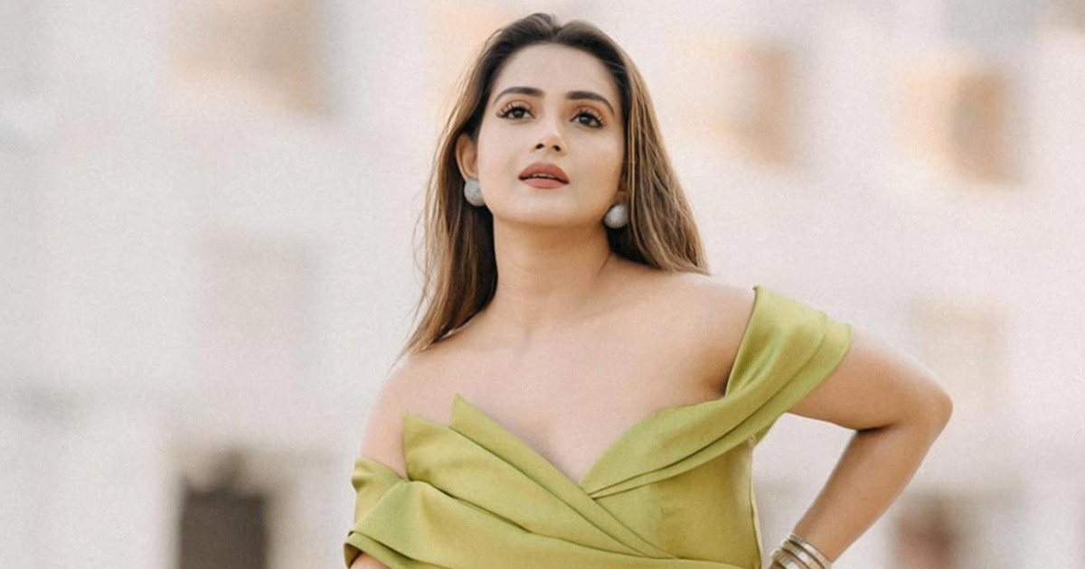 শাড়িকাণ্ডে ছবি ফাঁস করলেন তিশা