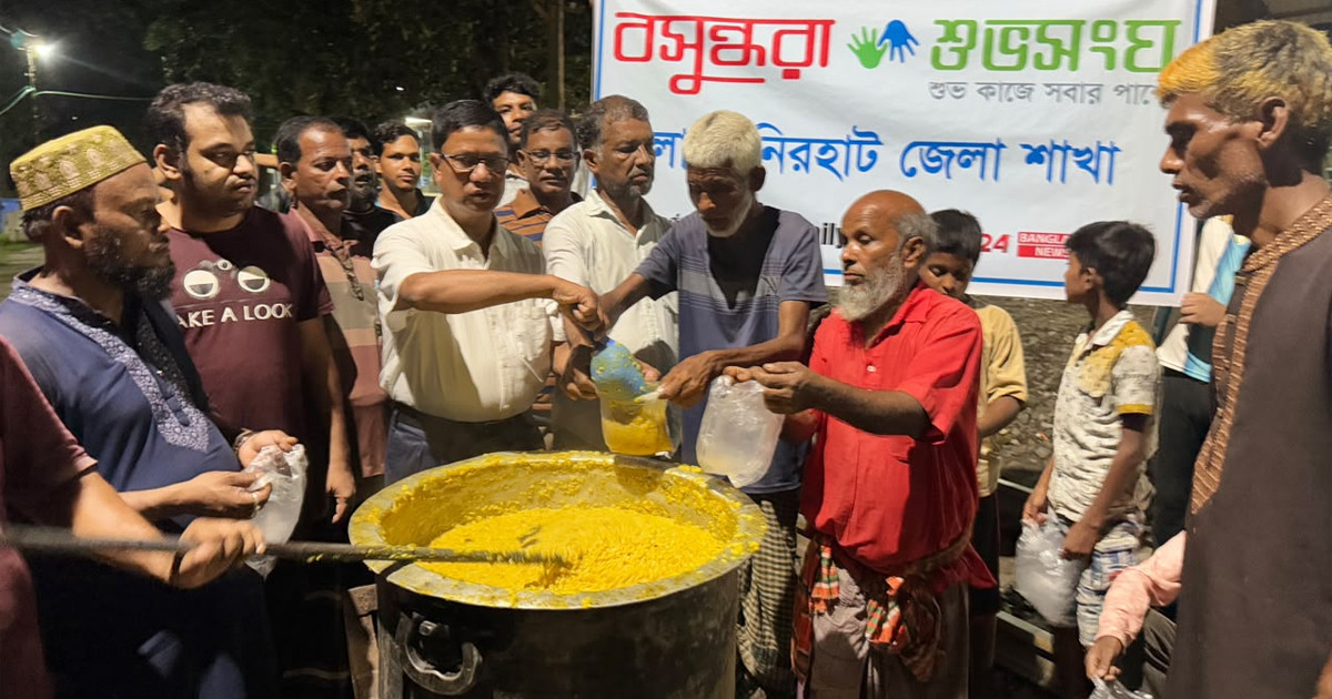 রেলস্টেশনে শতাধিক ছিন্নমূল মানুষের মাঝে খাবার বিতরণ বসুন্ধরা শুভসংঘের