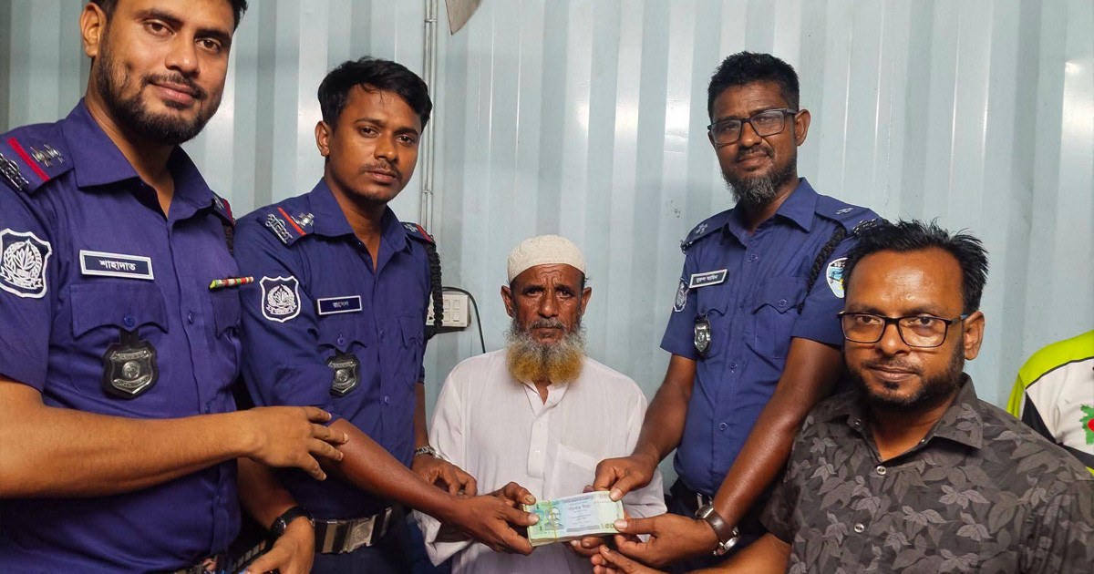 মেয়ের বিয়ের বাজারের ৫০ হাজার টাকা হারিয়ে পেলেন ট্রাফিক পুলিশের সহায়তায়