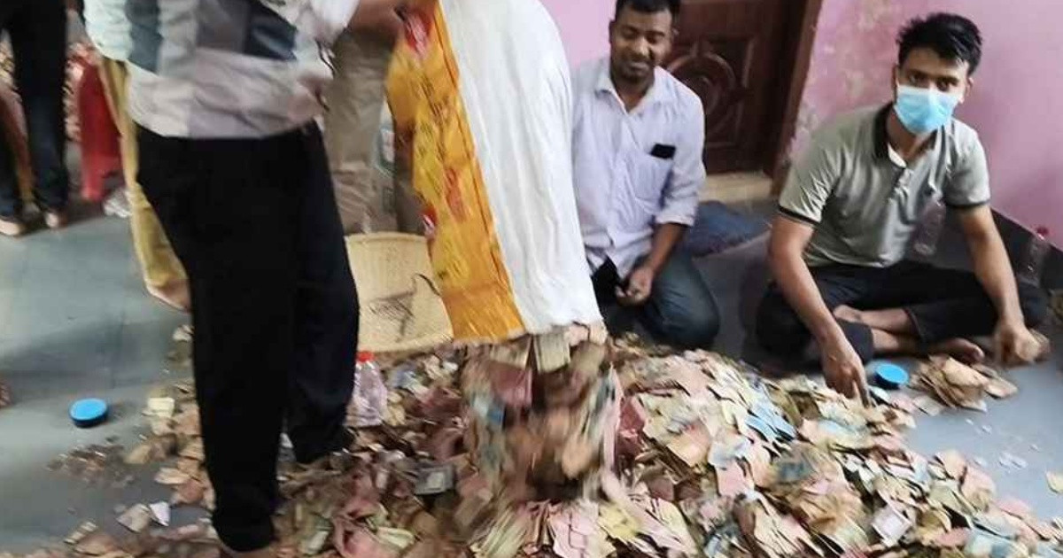 কেল্লা বাবার মাজারের দানবাক্সে মিলল ১২ বস্তা টাকা, সোনা-রুপা ও বিদেশি মুদ্রা