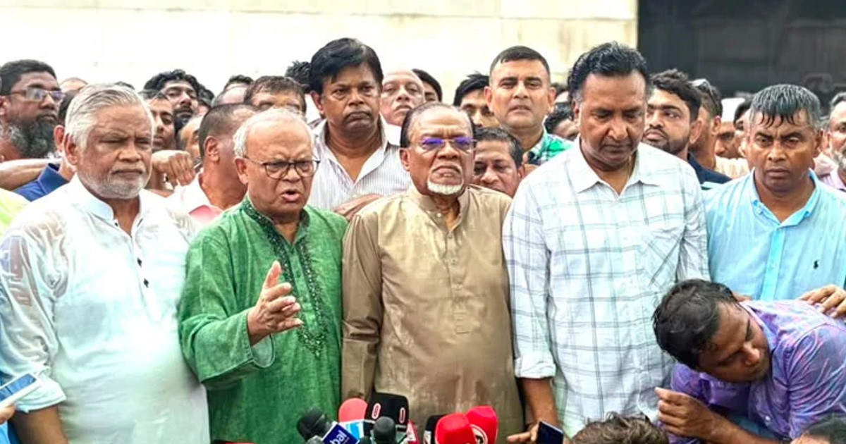 শহীদ রাষ্ট্রপতি জিয়াউর রহমান ও বেগম খালেদা জিয়ার সমাধিতে বিএনপির স্থায়ী কমিটির নতুন চার সদস্যের শ্রদ্ধা
