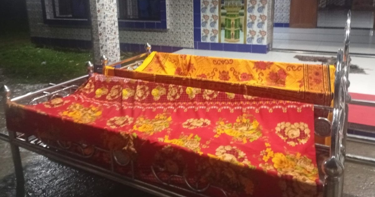 ছেলের নিথর দেহ দেখে মৃত্যুর কোলে ঢলে পড়লেন বাবা