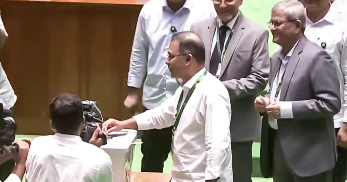 ভোট দিলেন ভারপ্রাপ্ত রাষ্ট্রপতি ও প্রধানমন্ত্রী