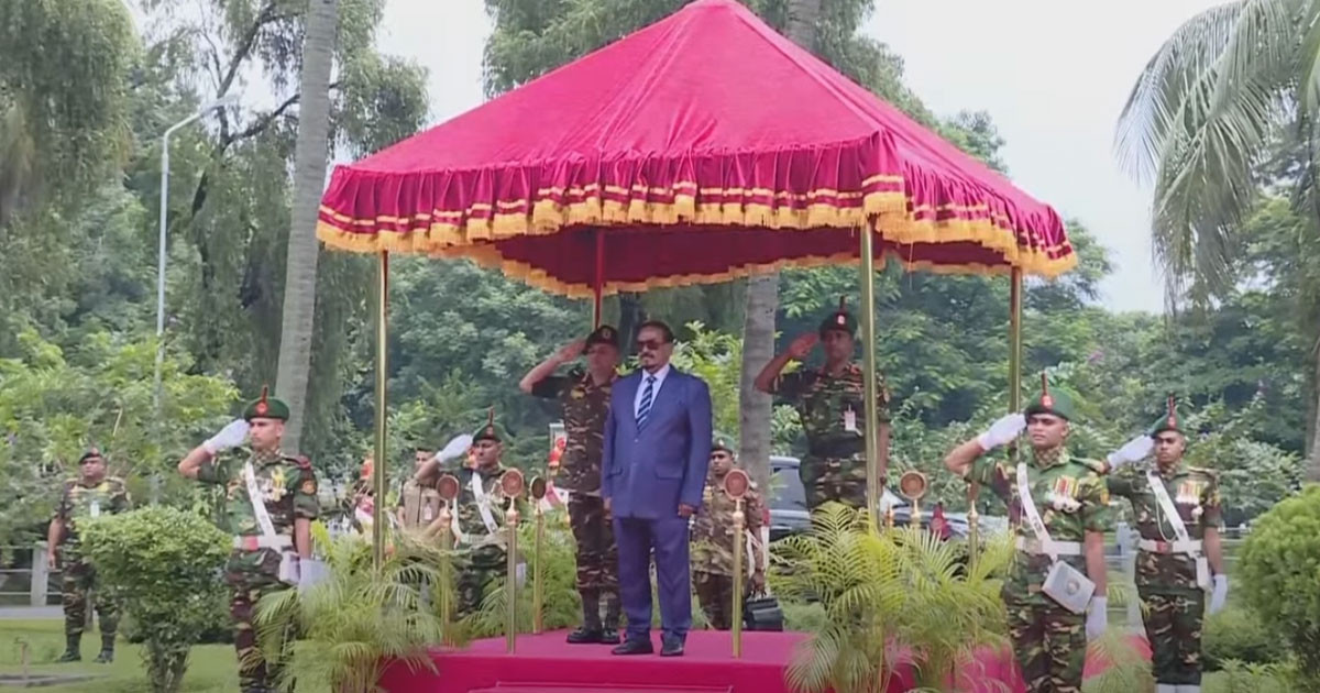 বঙ্গভবন ছাড়লেন ভারপ্রাপ্ত রাষ্ট্রপতি হাফিজ উদ্দিন আহমদ