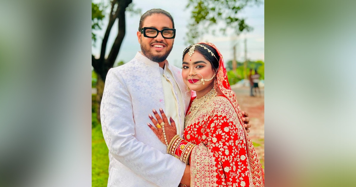 মসজিদে বিয়ের পর দোয়া চাইলেন গায়ক-গায়িকা