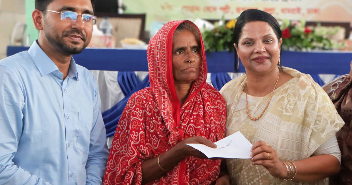 তিন দশক পর বেদে পল্লীতে জেলা প্রশাসক ফরিদা
