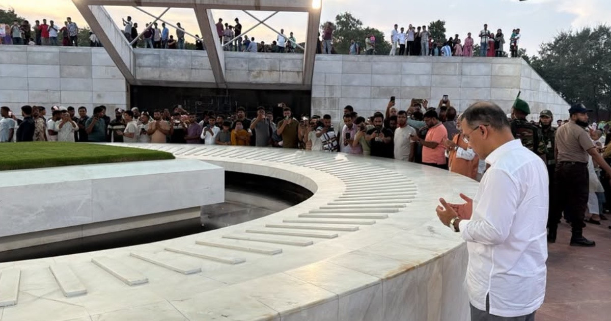 জিয়াউর রহমান ও বেগম খালেদা জিয়ার কবর জিয়ারত করলেন প্রধানমন্ত্রী