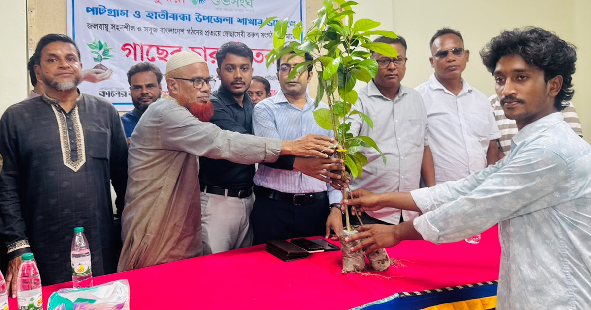 বসুন্ধরা শুভসংঘের উদ্যোগে পাটগ্রাম ও হাতীবান্ধায় গাছের চারা বিতরণ