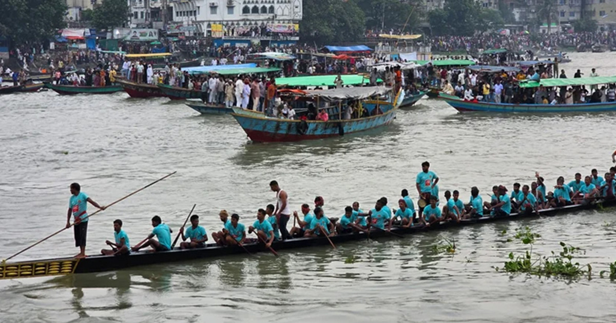 বুড়িগঙ্গায় নৌকা বাইচ অনুষ্ঠিত