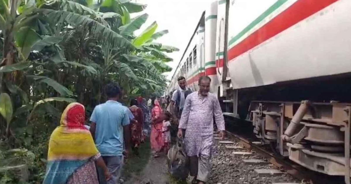জয়পুরহাটে ট্রেনের বগি বিকল, ৩ ঘণ্টা পর উত্তরবঙ্গে রেল চলাচল স্বাভাবিক