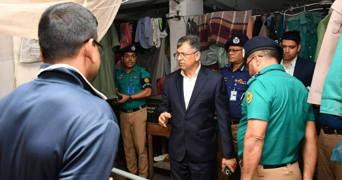আকস্মিক তেজগাঁও থানা পরিদর্শনে স্বরাষ্ট্রমন্ত্রী