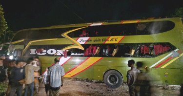 কক্সবাজারে চলন্ত বাসে আগুন, অল্পের জন্য রক্ষা পেলেন ৩০ যাত্রী