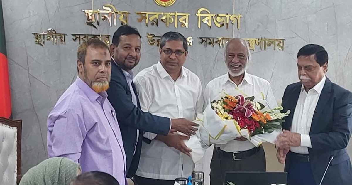 সচিবালয়ে অফিস করছেন স্থানীয় সরকারমন্ত্রী মঈন খান