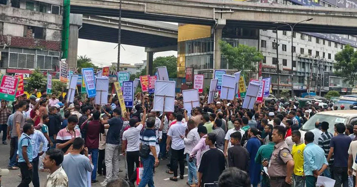 স্লিপার বাসের বৈধতার দাবিতে রাজধানীতে সড়ক অবরোধ