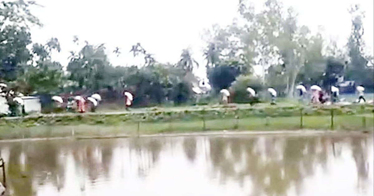কুড়িগ্রামে ডিলারের গুদাম ভেঙে ১৯৭ বস্তা সার নিয়ে গেলেন কৃষকেরা