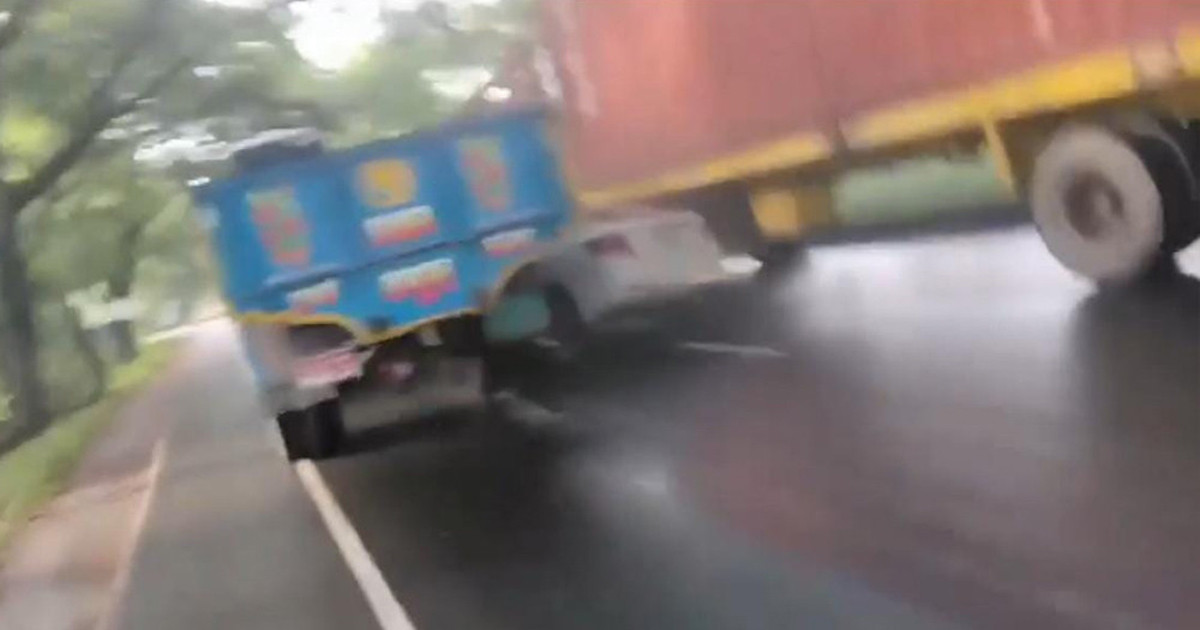 মহাসড়কে প্রাইভেট কারকে প্রায় ২০০ মিটার টেনে নিয়ে গেল চলন্ত ট্রাক