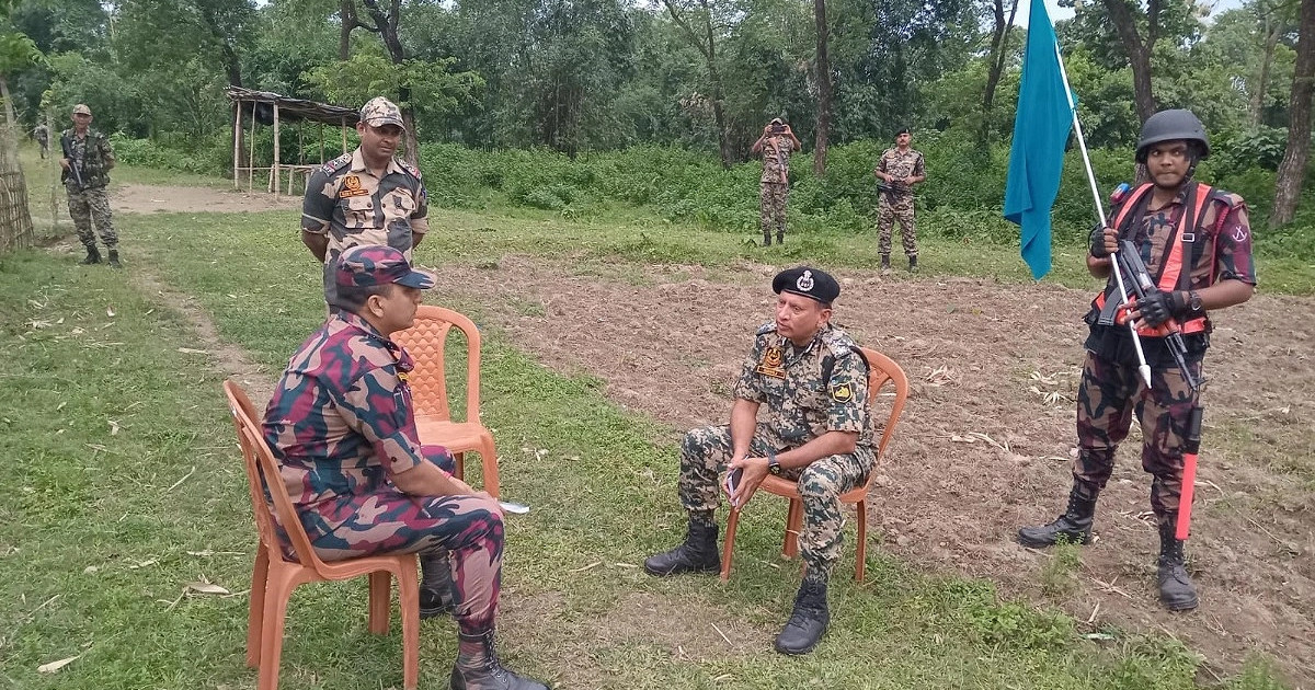 পালানোর সময় বিএসএফের ফেলে যাওয়া অস্ত্র-ওয়াকিটকি ফেরত দিল বিজিবি