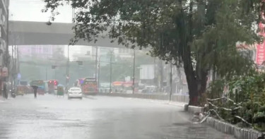 রাজধানীতে সাতসকালেই মুষলধারে বৃষ্টি
