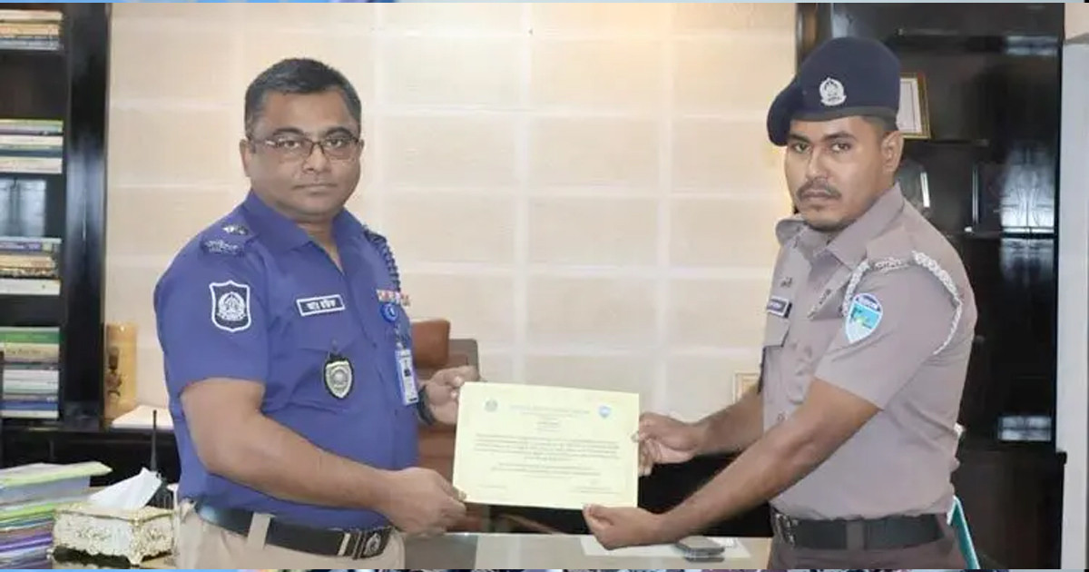নদীতে ঝাঁপ দেওয়া নারীকে বাঁচিয়ে পুরস্কৃত হলেন সেই কনস্টেবল