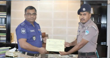 নদীতে ঝাঁপ দেওয়া নারীকে বাঁচিয়ে পুরস্কৃত হলেন সেই কনস্টেবল