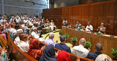 প্রধানমন্ত্রীর সভাপতিত্বে সরকারদলীয় সংসদ সদস্যদের বৈঠক চলছে