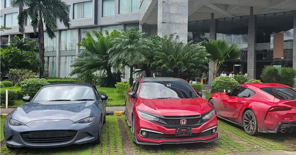 ‘যন্ত্রাংশ’ আমদানির আড়ালে কক্সবাজারে জব্দ ৩ বিলাসবহুল গাড়ি