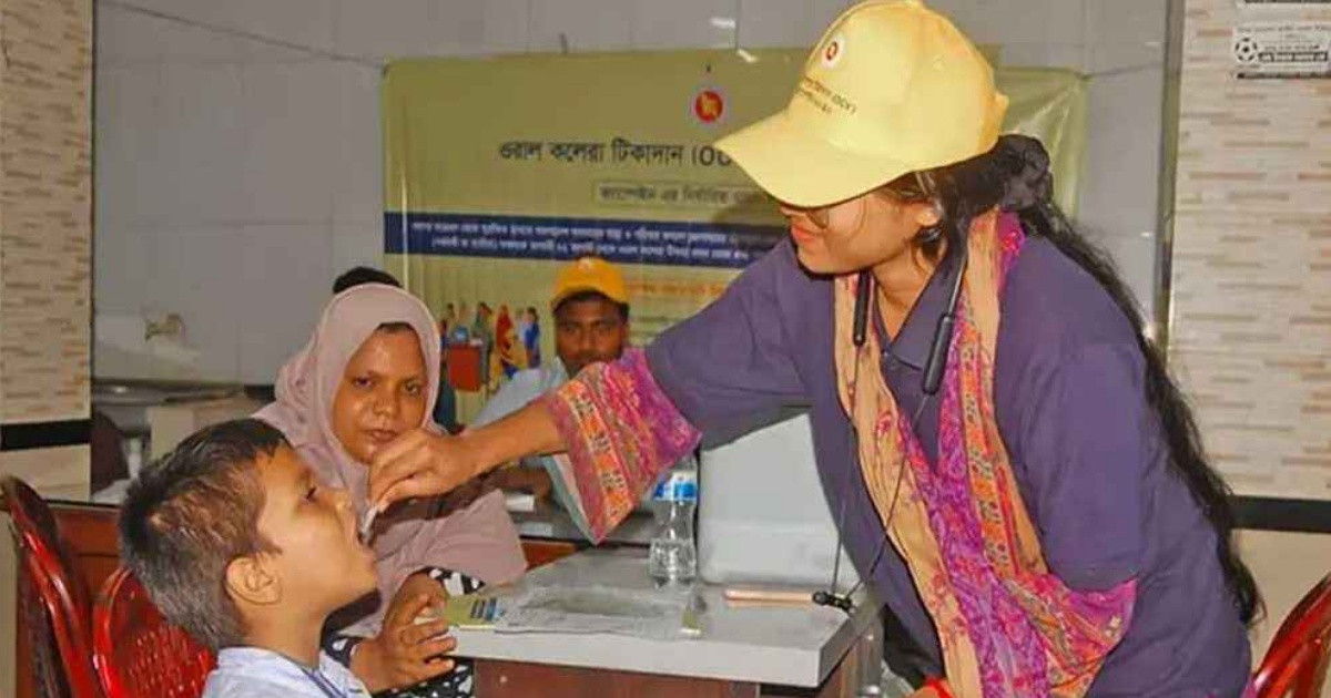 ঝুঁকিপূর্ণ ১৪ উপজেলায় কলেরার টিকাদান শুরু, টিকা পেয়ে স্বস্তিতে অভিভাবকরা