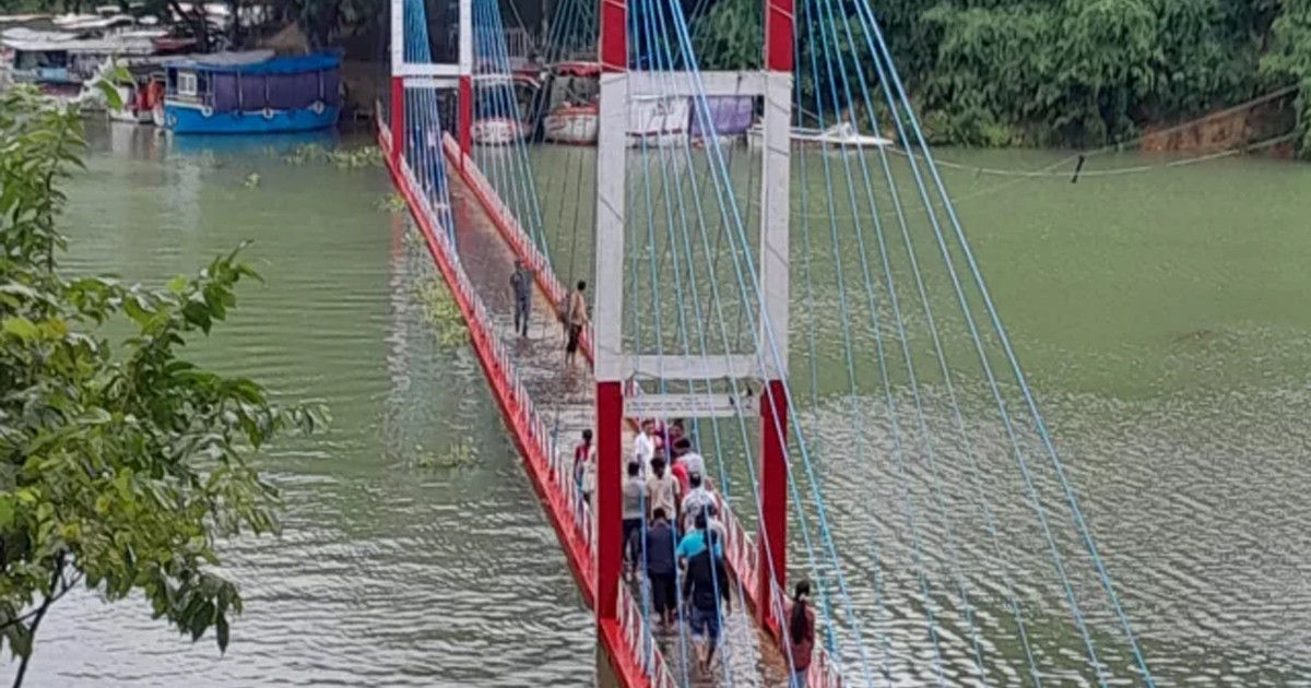 পানিতে ডুবেছে রাঙামাটির ঝুলন্ত সেতু, অনির্দিষ্টকালের জন্য পারাপার বন্ধ