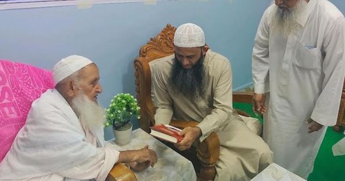 হেফাজতে ইসলামের আমিরের সাথে সাক্ষাৎ করলেন ধর্ম প্রতিমন্ত্রী