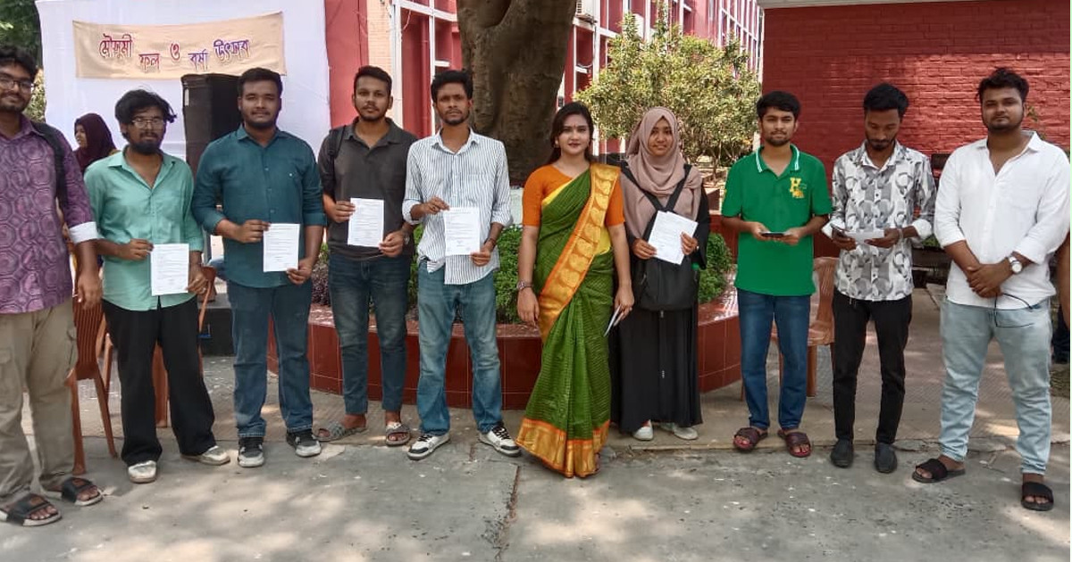 ডেঙ্গু ঠেকাতে রাজশাহী কলেজে শিক্ষার্থীদের হাতে সচেতনতামূলক লিফলেট