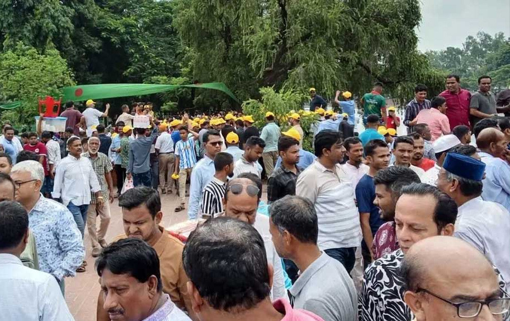 জিয়া উদ্যানে নেতাকর্মীদের ঢল, প্রতিষ্ঠাবার্ষিকীতে উৎসবের আমেজ