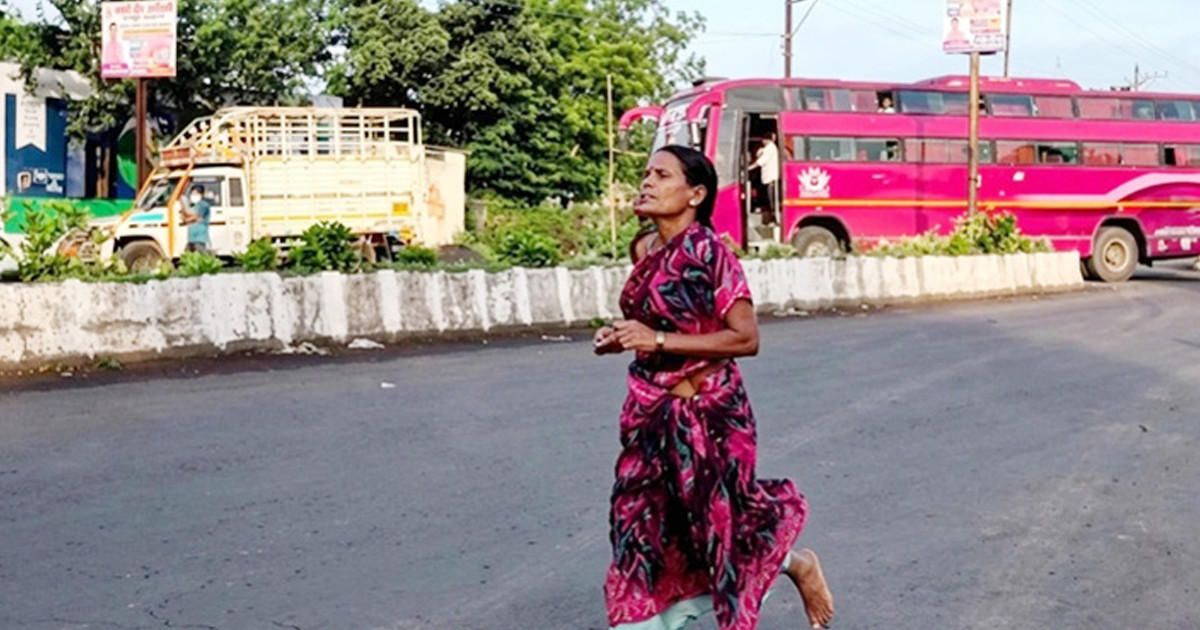 মেয়ের পড়াশোনার খরচ জোগাতে শাড়ি পরে খালি পায়ে ম্যারাথনে প্রথম হলেন মা