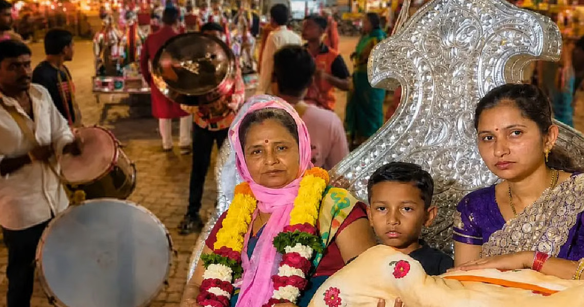 ২০০ বছর পর প্রথম কন্যাশিশুর জন্ম, রথে চড়িয়ে রাজকন্যার মতো বরণ