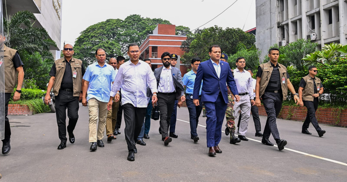 পায়ে হেঁটে সচিবালয় থেকে ওসমানী মিলনায়তনে গেলেন প্রধানমন্ত্রী