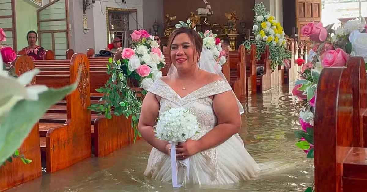 বন্যার কারণে পেছাননি বিয়ে, কোমরপানিতেই সারলেন অনুষ্ঠান