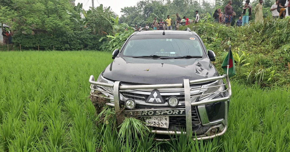 বৃদ্ধাকে বাঁচাতে গিয়ে সড়ক দুর্ঘটনা, স্ত্রীসহ আহত প্রতিমন্ত্রী