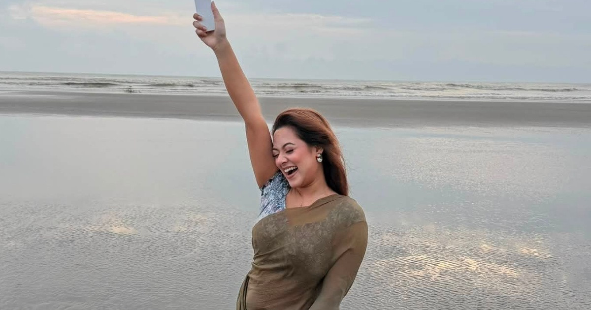 সমুদ্রপাড়ে দীঘির নতুন লুকে উত্তাল নেটদুনিয়া