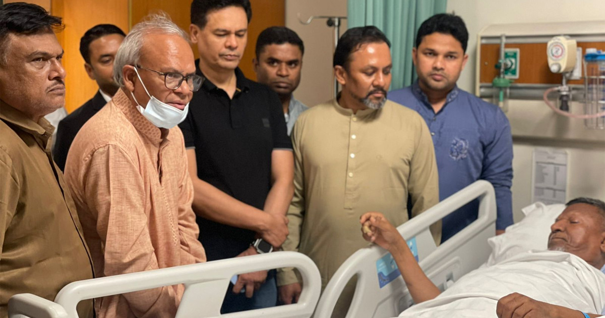 সড়ক দুর্ঘটনায় আহত প্রতিমন্ত্রী আবুল বারীকে দেখতে হাসপাতালে রিজভী
