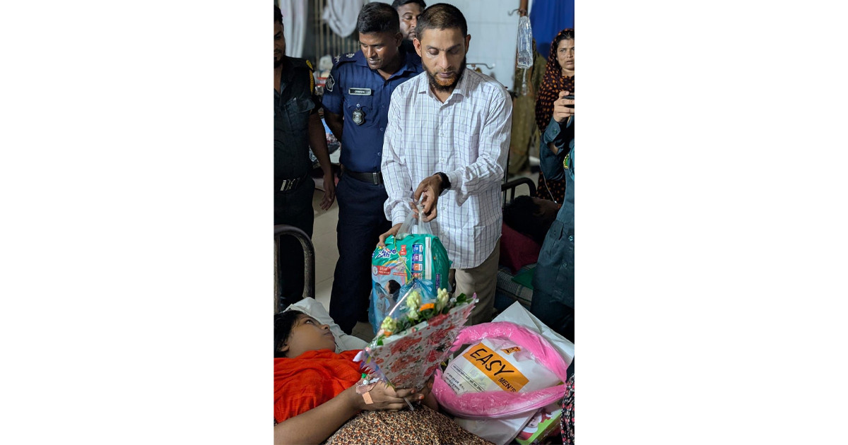 মা-নবজাতককে ফুলেল শুভেচ্ছা যশোর কেন্দ্রীয় কারাগার কর্তৃপক্ষের