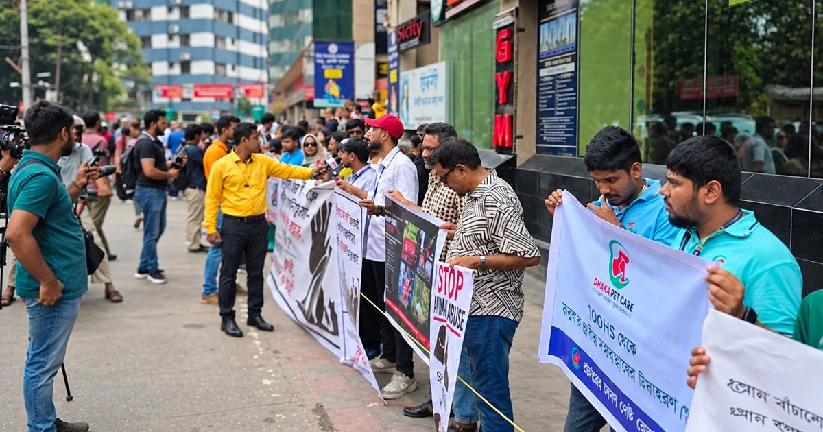 পথবিড়ালকে খাবার দেওয়ায় হামলার অভিযোগ, বারিধারায় মানববন্ধন