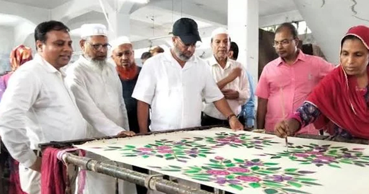 রাজশাহী রেশম কারখানা পরিদর্শন করেছেন পরিবেশ প্রতিমন্ত্রী