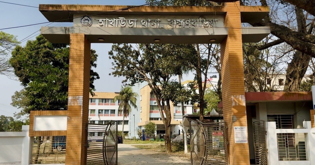 পুলিশের তল্লাশির সময় প্রাইভেটকার ফেলে পালালেন ১৫ মামলার আসামি