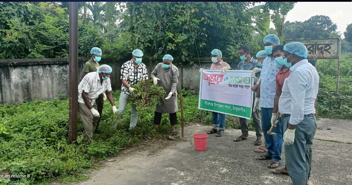 পীরগঞ্জে ডেঙ্গু প্রতিরোধে বসুন্ধরা শুভসংঘের পরিচ্ছন্নতা অভিযান