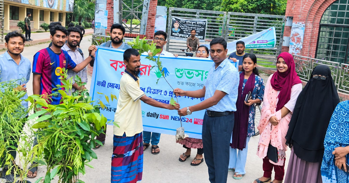 বসুন্ধরা শুভসংঘ হাবিপ্রবি শাখার উদ্যোগে বিভিন্ন শ্রেণি-পেশার মানুষের মাঝে গাছের চারা বিতরণ