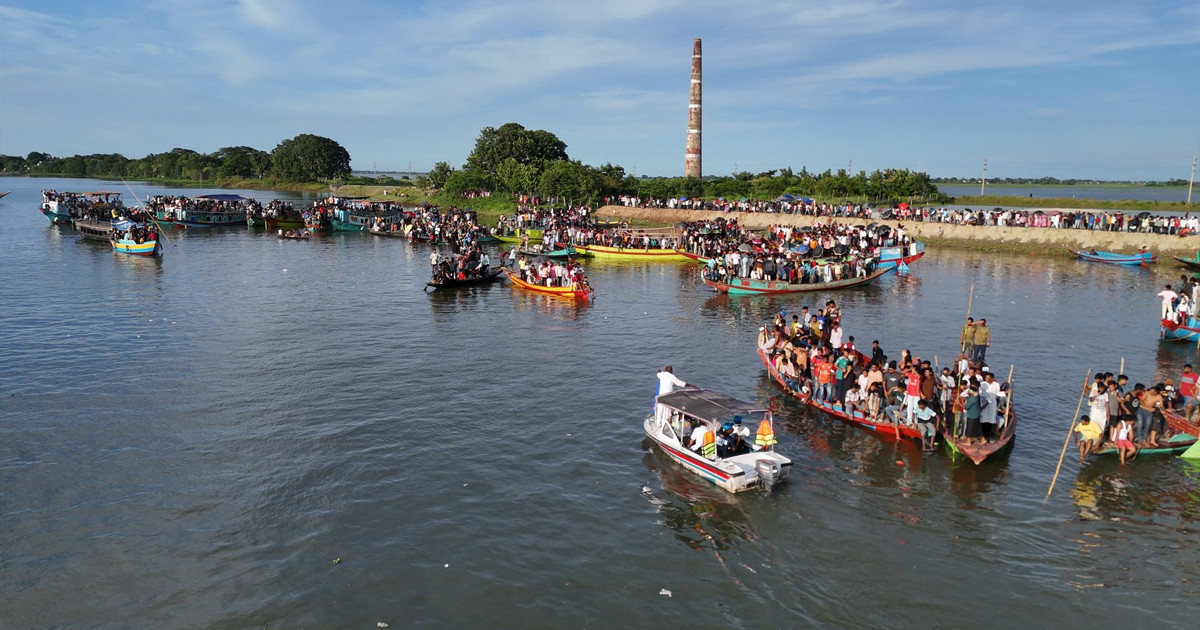 ব্রাহ্মণবাড়িয়ায় নৌকাবাইচ, লাখো দর্শনার্থীর ভিড়