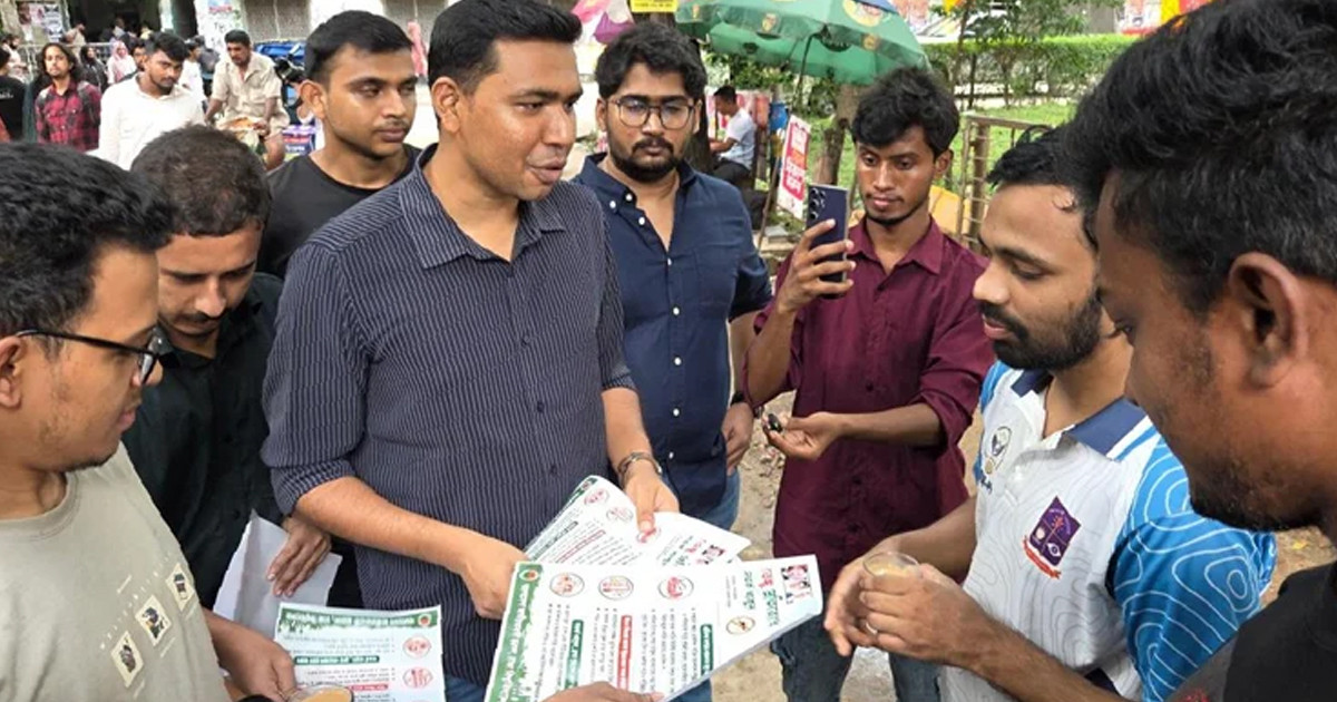 ডেঙ্গু প্রতিরোধে সচেতনতামূলক লিফলেট বিতরণ করেছে ঢাবি ছাত্রদল